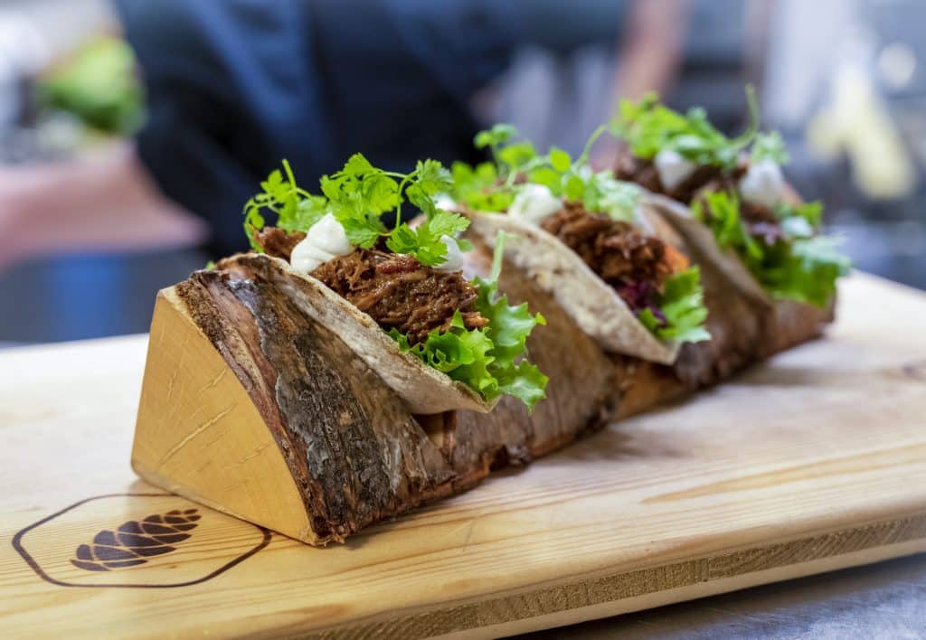 Recept: Tunnbrödstaco med vildsvinschili, picklad rödkål och gräddfil