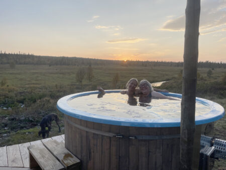 Katharina och Pernilla njuter av ett bad i denveduppvärmda badtunnan.