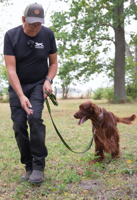 bild på Stefan med hund i koppel